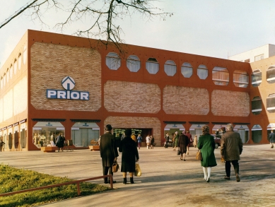 Architektura s rudou hvězdou - bez stigmat a předsudků  - Obchodním dům trustu Prior v Pardubicích, 1971-1974, zdroj: Sbírka architektury Muzeum umění Olomouc - Muzeum moderního umění - foto: Růžena Žertová