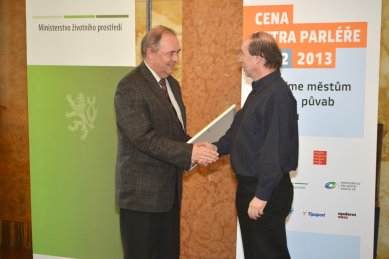 Cena Petra Parléře 2012 a 2013 - slavnostní udílení cen - Ing. arch. Alexandr Skalický přebírá od ředitele Ing. Tomáše Sklenáře Cenu Ministerstva pro místní rozvoj