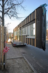Chytrá kombinace dřeva, betonu a fermacellu na sedmipatrových bytových domech v Berlíně - Komplexní koncepce požární ochrany objektu umožnila zhotovit průčelí budovy z dřevěné rámové konstrukce. Prvky byly zhotoveny ve formě prefabrikátů na délku budovy a jako takové dodány na stavbu.