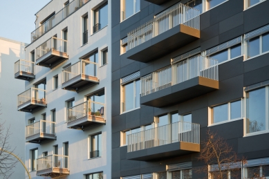 Chytrá kombinace dřeva, betonu a fermacellu na sedmipatrových bytových domech v Berlíně - Na základě komplexní požární koncepce objektu byla průčelí podle berlínského stavebního řádu vybudována formou dřevěné rámové konstrukce.