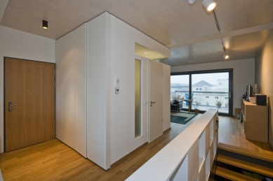 Chytrá kombinace dřeva, betonu a fermacellu na sedmipatrových bytových domech v Berlíně - Všechny bytové jednotky jsou vybaveny aktivní výměnou vzduchu a podlahovým vytápěním a mají bezbariérový přístup. Objekt je přístupný výtahem.