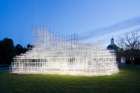 Letní pavilon Serpentine Gallery 2013 od Sou Fujimoto - foto: © Iwan Baan