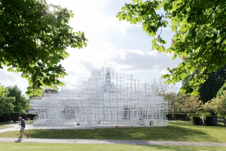 Letní pavilon Serpentine Gallery 2013 od Sou Fujimoto - foto: © Iwan Baan