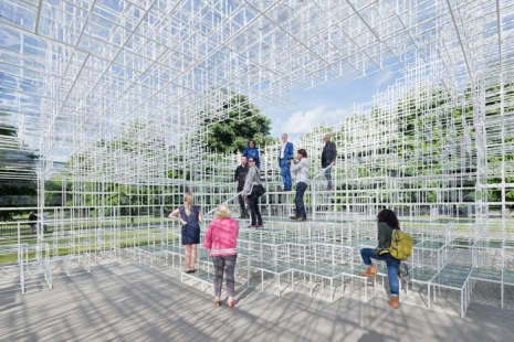 Letní pavilon Serpentine Gallery 2013 od Sou Fujimoto - foto: © Iwan Baan