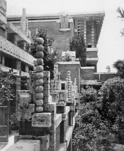 Hendrik P. Berlage: Frank Lloyd Wright* - Frank Lloyd Wright : Hotel „Imperial“. Tokio Japonsko 1922