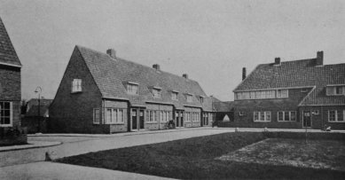 Alois Kubíček: Willem Marinus Dudok - W. M. Dudok : Dělnická kolonie v Hilversum (Pohled z bodu 8.)
