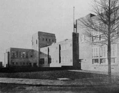 Alois Kubíček: Willem Marinus Dudok - W. M. Dudok : Střední a obchodní škola v Hilversum (v r. 1920).