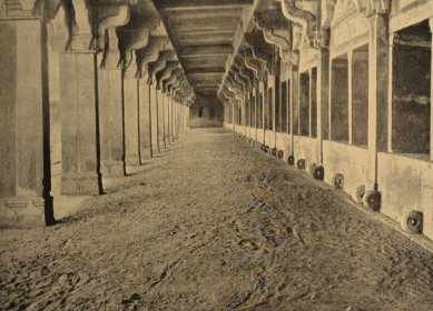 Karel Čapek a Vlastimil Hofman: Indická architektura - Konírna v Fatehpur Sikri.