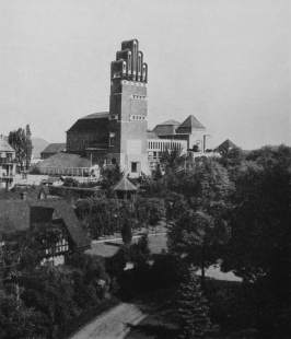Zdeněk Wirth: Životní dílo J. M. Olbricha  - Pohled na výstavní pavillon a „Hochzeitsturm“ (Svatební věž) v Darmštadtě 1908