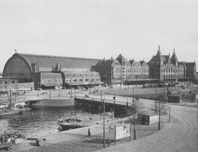 Hendrik P. Berlage: Vývoj moderního stavitelského umění v Nizozemí - Pierre Cuypers: Amsterdam Central Station (1881–1889) 