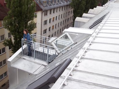 Reportáž z montáže posuvných střešních oken Solara PERSPEKTIV v Mnichově - Střešní balkonové dveře Solara OPEN v titanzinkovém provedení, Mnichov