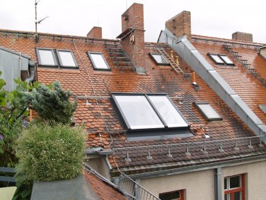 Reportáž z montáže posuvných střešních oken Solara PERSPEKTIV v Mnichově - Montáž posuvného střešního okna Solara v Mnichově – nově zabudované okno vypadá, jako by bylo ve střeše odjakživa.