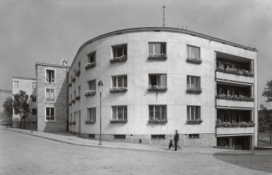 Modernistická Varšava - pozvánka na vernisáž - K. Bertoni apartment house, architect Stefan Tworkowski, built between 1938, 6 Dynasy Street