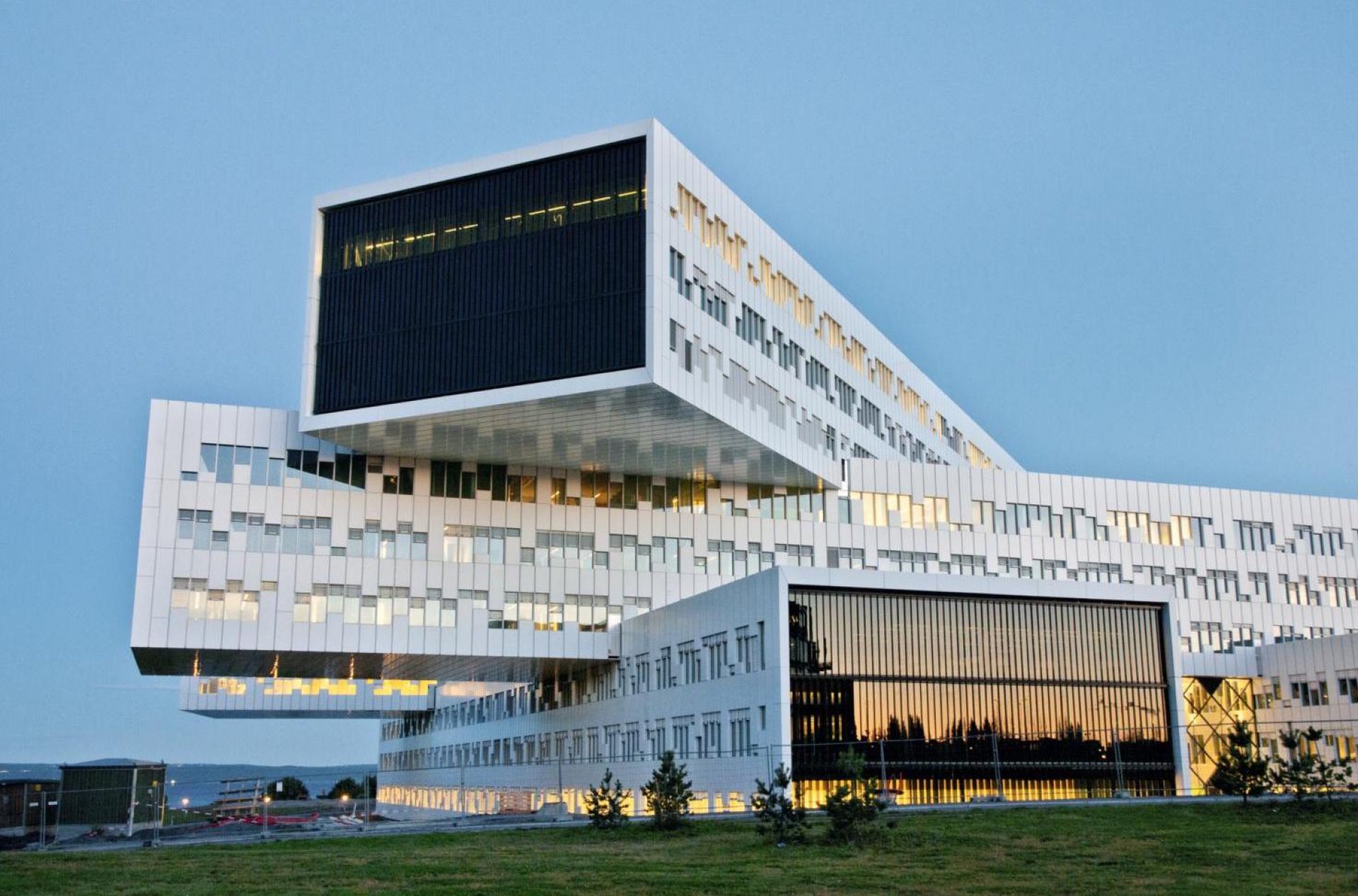 Det nye 5-bjelke administrasjonsbygget til energiselskapet Statoil ASA ligger i lokalene til den tidligere flyplassen.