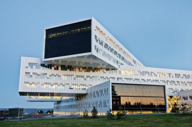 Nová 5paprsková administrativní budova energetické firmy Statoil ASA sídlí v prostorách bývalého letiště
