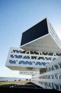 Nová 5paprsková administrativní budova energetické firmy Statoil ASA sídlí v prostorách bývalého letiště