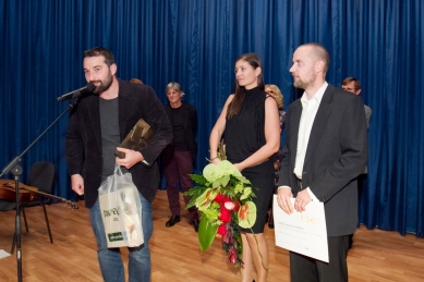 Cenu ARCH 2013 získal Bytový komplex Slnečnice - zľava členovia víťazného autorského kolektívu – Juraj Benetin, Miroslava Gašparová, Matej Grébert, v pozadí člen poroty Dieter Henke, konateľka Vydavateľstva Eutostav Darina Lalíková, člen poroty Ľubomír Závodný - foto: Blanka Golejová