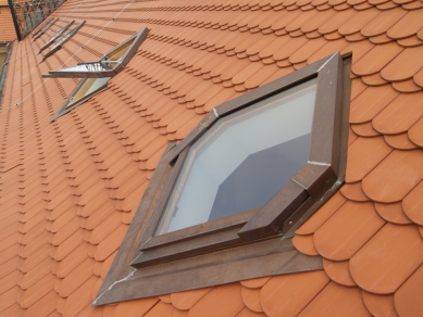 Prosklení střechy - atraktivní i úsporné - Atypická kyvná střešní okna Solara, Praha Vršovický zámeček