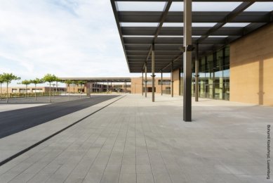 Ukázkové školní zařízení pro více než 3 000 dětí vyrostlo v Lucembursku - Stěny vnitřních dvorů a společenských místností jako aula nebo menza tvoří hliníkové konstrukce ze systému Schüco FW 60+.SI.