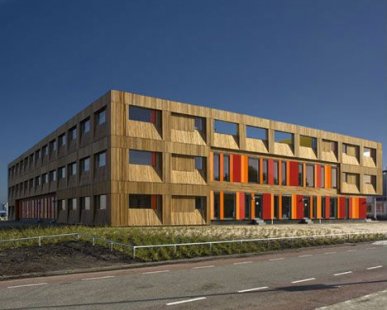 Králův Dvůr na Berounsku plánuje výstavbu školy z modulů - HVDN Architecten: Modulární het 4e gymnasium v Amsterdamu, 2008 - foto: weburbanist.com