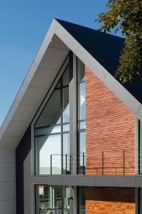 Dánské netradiční propojení střechy s fasádou
