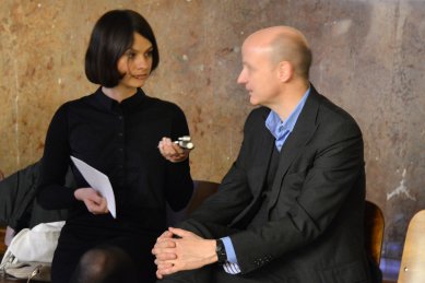 Rozhovor s Christianem Kerezem - Helena Doudová při rozhovoru s Christianem Kerezem. - foto: Petr Šmídek, 2014
