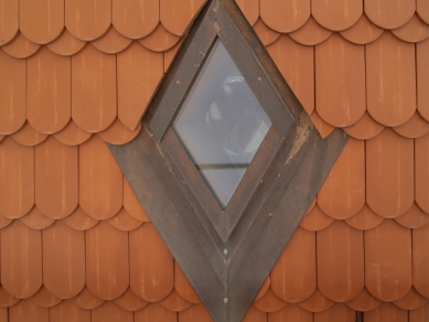 Vršovický zámeček má jedinečná střešní okna - Malé kosočtvercové fixní střešní okno Solara napojené na světlovod