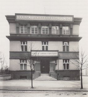 Otakar Novotný: Výstava C.k. akademie umění - Škola architektury AVU v Praze-Letné od Jana Kotěry z roku 1919-20 (dostavba Josef Gočár 1923-24). - foto: archiv redakce