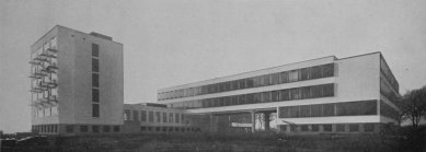Karel Teige: Novostavby Bauhausu v Dessavě  - Škola a atelierový dům