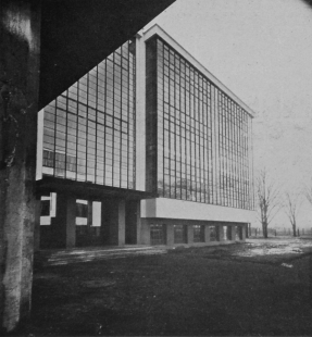 Karel Teige: Novostavby Bauhausu v Dessavě  - Dílny. Západ