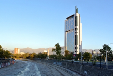 Výlet Santiago de Chile - Věž Telefónica, Iglesis Prat Arquitectos, 1996 - foto: Ondřej Bartůšek