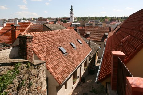 <střešní okna> Solara KLASIK for historic houses - small windows with large glass - The sensitively reconstructed house in the Jewish quarter of Třebíč has several Solara KLASIK skylights on the roof.