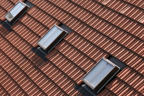 <střešní okna> Solara KLASIK for historic houses - small windows with large glass - The Solara KLASIK roof windows adhere to the prescribed small format.