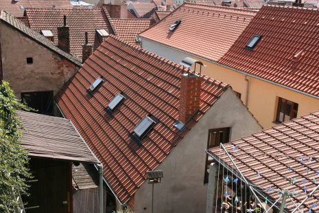 <střešní okna> Solara KLASIK for historic houses - small windows with large glass - Replicas of the chimney climbs of Solar KLASIK on the roof of a house in the historic center of Třebíč