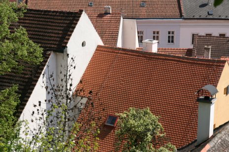 <střešní okna> Solara KLASIK for historic houses - small windows with large glass - Roof window Solara KLASIK on the house adjacent to the Back Synagogue in Třebíč