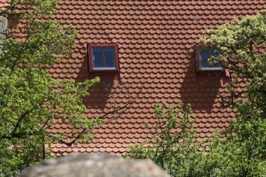 Střešní okna Solara KLASIK pro historické domy - malá okna s velkým sklem - Střešní okna Solara KLASIK v Třebíči – provedení oplechování v červeném hliníku