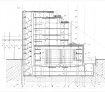 Multifunkční sál ve Forum Karlín - další pražský počin Ricarda Bofilla - Řez AA