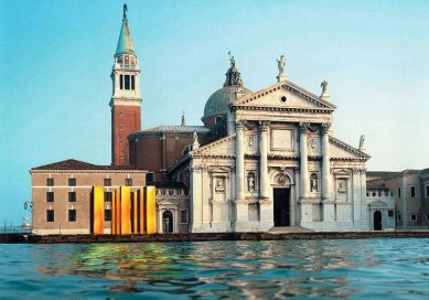 V Benátkách vyrostl monument The Sky Over Nine Columns