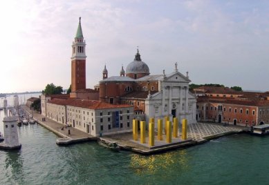 V Benátkách vyrostl monument The Sky Over Nine Columns
