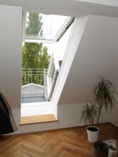 Střešní dveře pro pohodlný výstup na terasu - Střešní dveře Solara OPEN přináší do interiéru více světla i výhledu