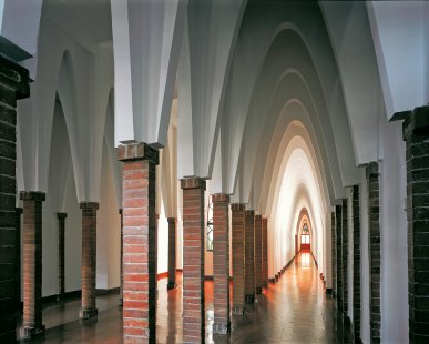 Gaudí ve vídeňském MuseumsQuartieru - Convent and school of the Theresians, corridor in the convent (1888-1889) - foto: © Ricard Pla i Pere Vivas. Triangle Postals