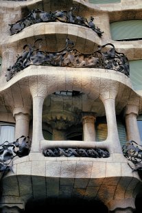 Gaudí ve vídeňském MuseumsQuartieru - Antoni Gaudí. Casa Milà. La Pedrera. Detail of the facade (1906-1912) - foto: © Ricard Pla i Pere Vivas. Triangle Postals