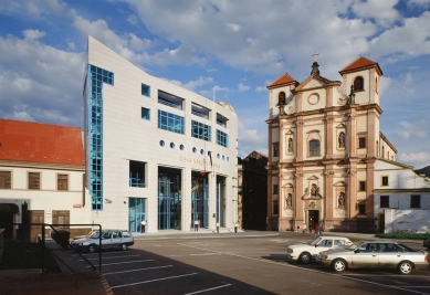 Chrámy peněz: Architektura bankovních domů a spořitelen 90. let. - Česká národní banka, Ústí nad Labem – Michal Gabriel a Miroslav Johanovský, 1992-94