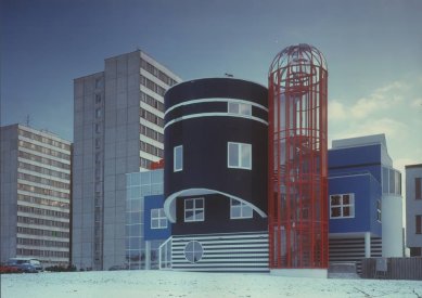 Chrámy peněz: Architektura bankovních domů a spořitelen 90. let. - Česká spořitelna, Tábor – Vladimír Štulc a Jan Vrana, 1994-95