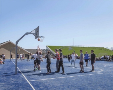 Sportoviště pro gymnasium v Hellerup od BIG - foto: Rasmus Hjortshoj