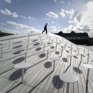 Multi-purpose hall in the courtyard of the gymnasium in Hellerup by BIG - foto: Jens Lindhe