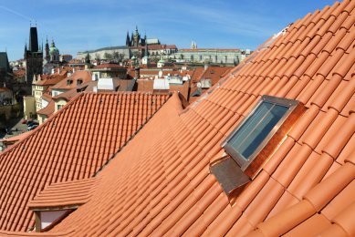 Historizující střešní okna a prosklení SOLARA - na Kampě, na vesnickém mlýně i na GASK v Kutné Hoře - Solara KLASIK na střeše Pinkasova paláce na Kampě