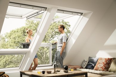 Střešní balkon VELUX Cabrio®: V neustálém kontaktu s okolním světem - Prostřednictvím dvou snadných pohybů si ze sestavy střešních oken VELUX vytvoříte pří-jemný otevřený prostor a získáte výhled jako z klasického balkonu.