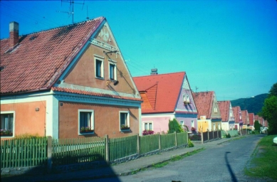 Regionalismus v současné české architektuře - Jaroslav Kándl, Hana Stašková / Vesnice Zvírotice u Slapské přehrady, 1954 - foto: archiv autora