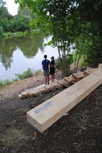 Letní dílna a workcamp na Městské plovárně v Plzni  - Lavička s výhledem - foto: Šárka Malošíková